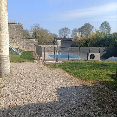 Prázdninový dům Maison De Campagne Avec Piscine Chauffee